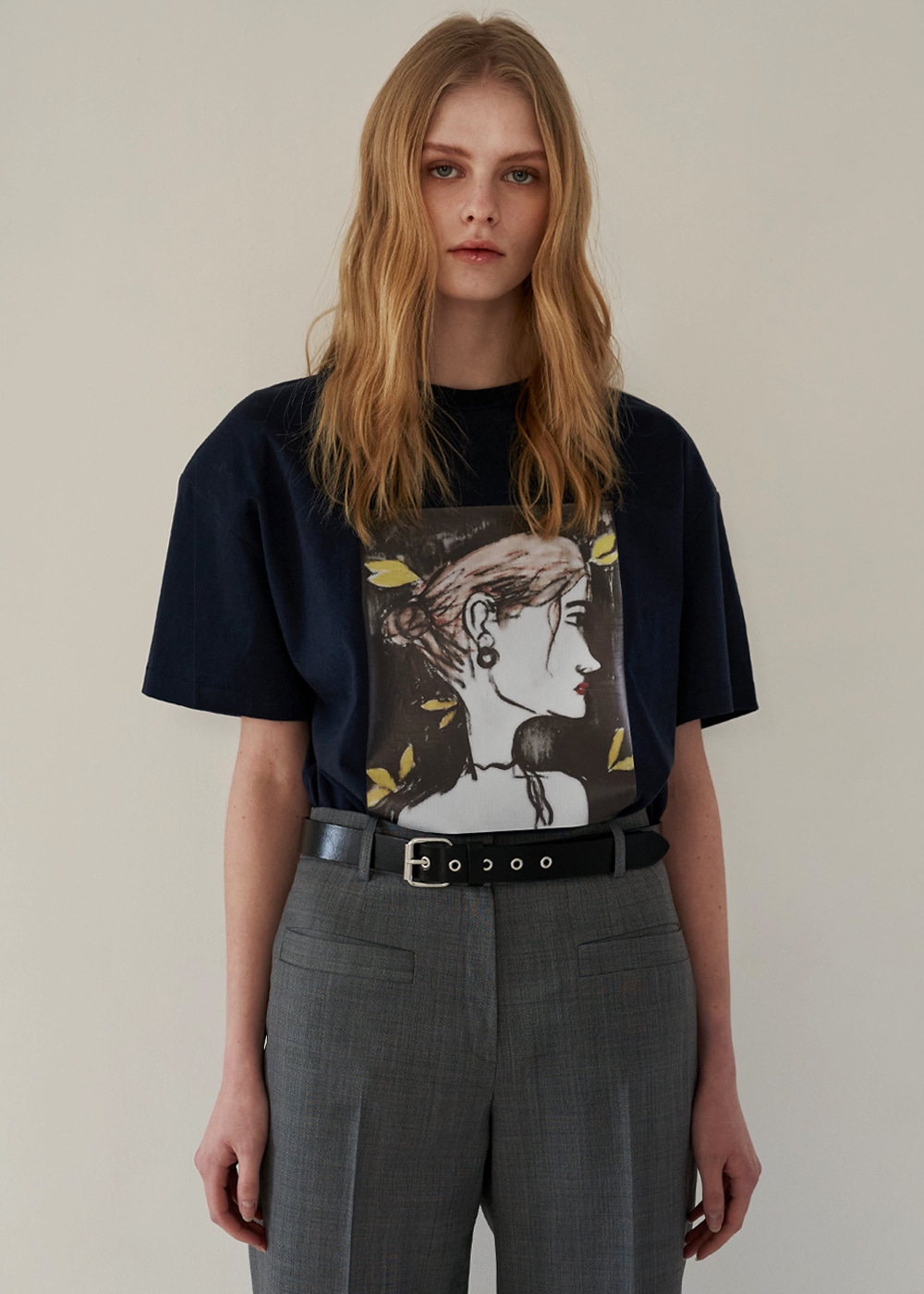 [SUSTAINABLE] &quot;HER&quot; PRINT OVER T-SHIRT _NAVY