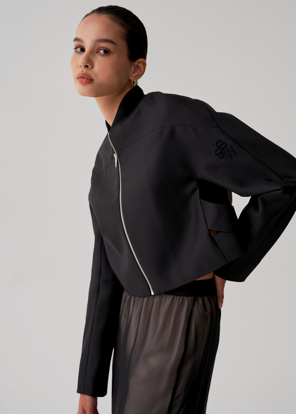 [SUSTAINABLE LINE]  CROP CUT-OUT ZIP UP
