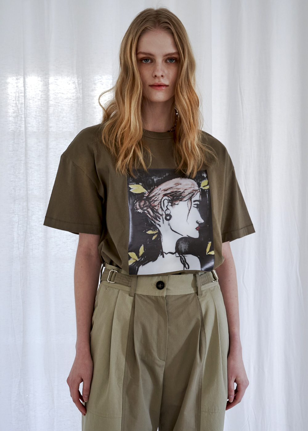 [SUSTAINABLE] &quot;HER&quot; PRINT OVER T-SHIRT _ KHAKI